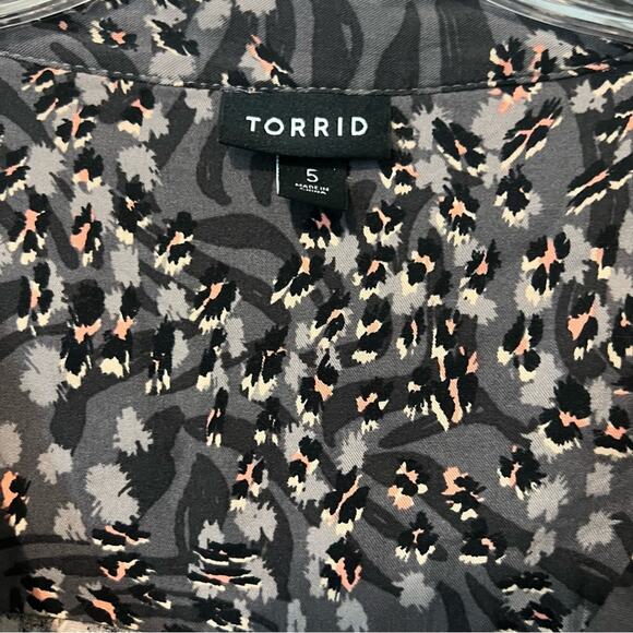 Torrid Animal Print V-neck Blouse | Women’s Size 5/28 - Picture 3 of 8